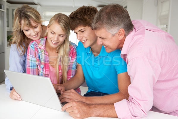 Stockfoto: Familie · met · behulp · van · laptop · vrouw · man · gelukkig · laptop