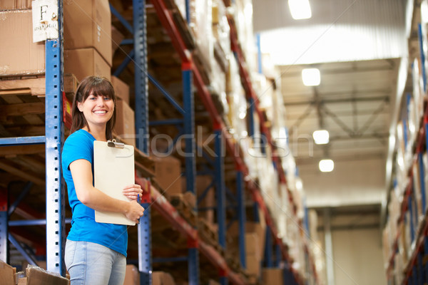 Femeie lucrător distribuire depozit femei fericit Imagine de stoc © monkey_business