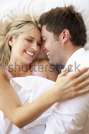 [[stock_photo]]: Couple · chambre · souriant · femme · homme