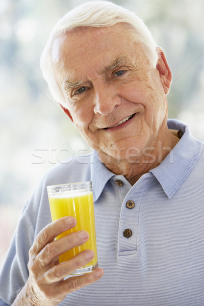 Stock foto: Mann · lächelnd · Kamera · trinken · Orangensaft · glücklich