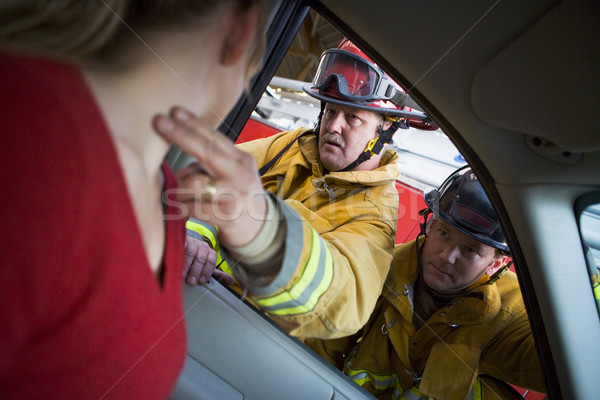 Brandweerlieden helpen gewond vrouw auto mannen Stockfoto © monkey_business