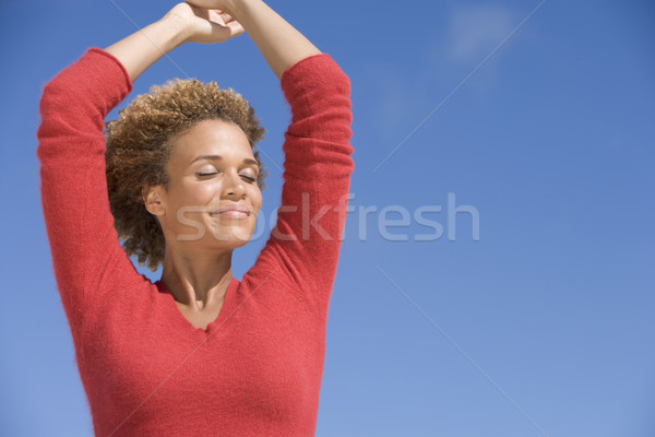 Jonge vrouw ontspannen buiten blauwe hemel vrouw gelukkig Stockfoto © monkey_business