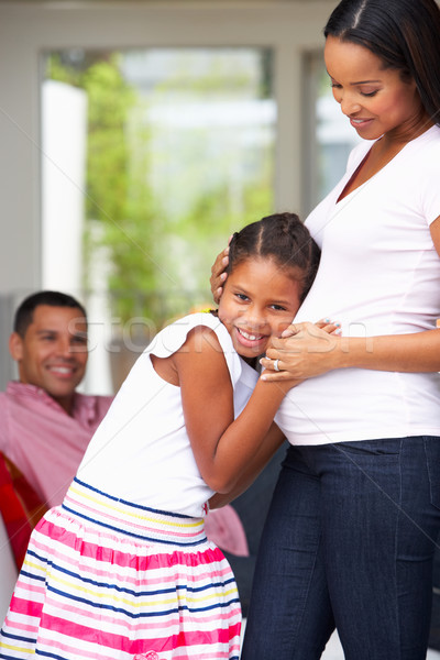 Foto d'archivio: Figlia · ascolto · incinta · madri · stomaco · famiglia