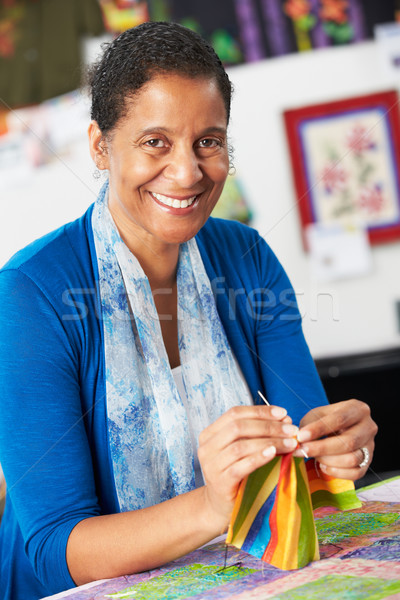 Portret kobieta szycia kołdra kobiet szczęśliwy Zdjęcia stock © monkey_business