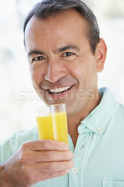 中年男子 飲用水 新鮮 橙汁 男子 家 商業照片 © monkey_business