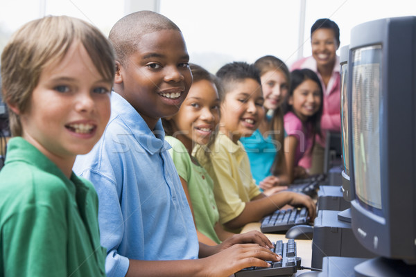 Szkoła podstawowa komputera klasy patrząc kobieta Zdjęcia stock © monkey_business