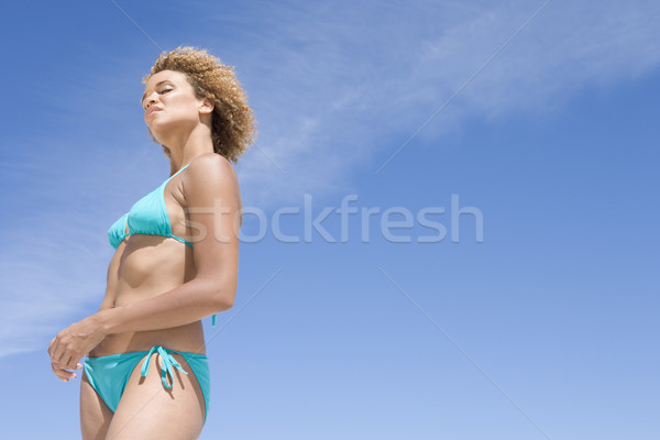 Jonge vrouw bikini blauwe hemel vrouw strand Stockfoto © monkey_business