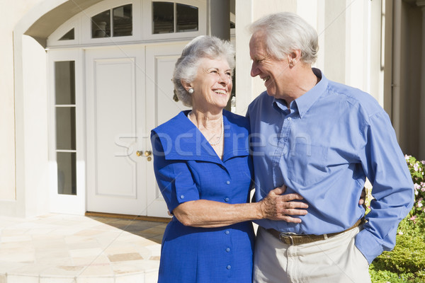 Couple de personnes âgées permanent à l'extérieur maison porte d'entrée femme Photo stock © monkey_business