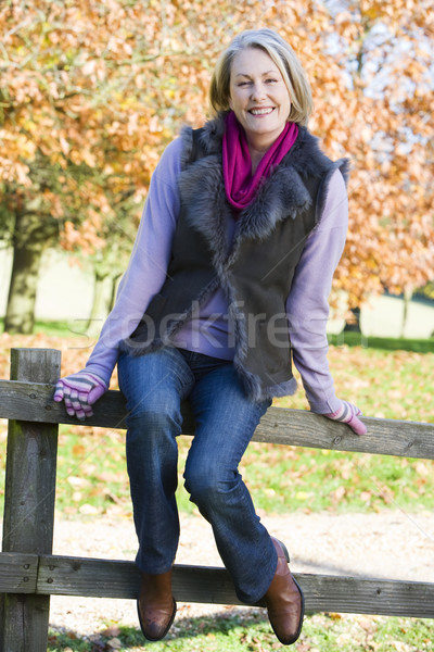 Stockfoto: Senior · vrouw · vergadering · hek · najaar · bomen