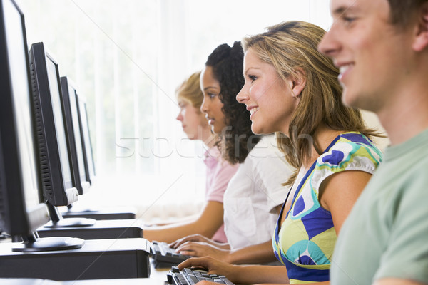 College studenten computerlokaal vrouw student onderwijs Stockfoto © monkey_business
