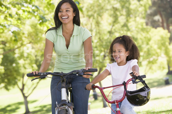 Stockfoto: Vrouw · jong · meisje · fietsen · buitenshuis · glimlachende · vrouw · glimlachend