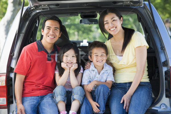 家庭 坐在 背面 貨車 微笑 女子 商業照片 © monkey_business