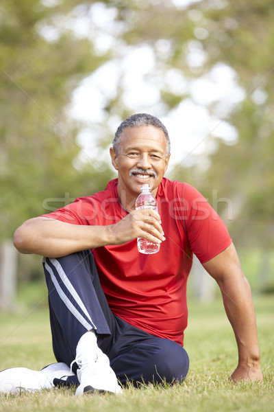 Foto stock: Altos · hombre · relajante · ejercicio · botella · persona