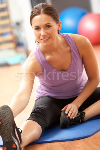 Nő nyújtás tornaterem boldog portré testmozgás Stock fotó © monkey_business