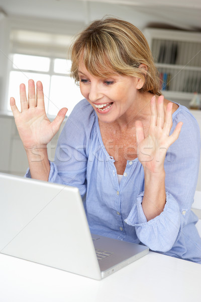 Mujer usando la computadora portátil portátil de trabajo retrato Foto stock © monkey_business