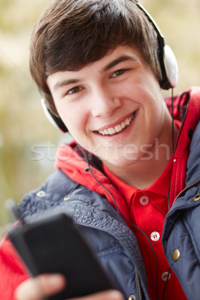 十幾歲的男孩 頭戴耳機 聽音樂 冬天 衣服 商業照片 © monkey_business