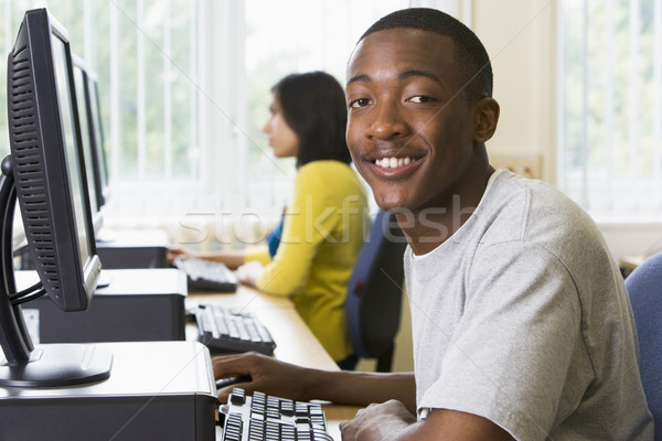 College studenten computerlokaal man student onderwijs Stockfoto © monkey_business