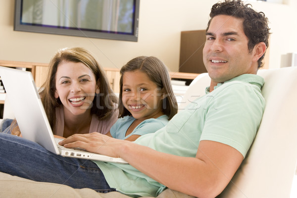 Stock foto: Familie · Wohnzimmer · Laptop · lächelnd · Computer · Mädchen