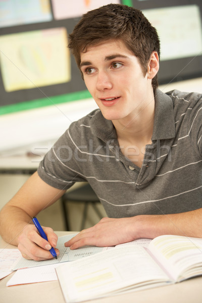 Homme adolescent étudiant étudier classe heureux Photo stock © monkey_business