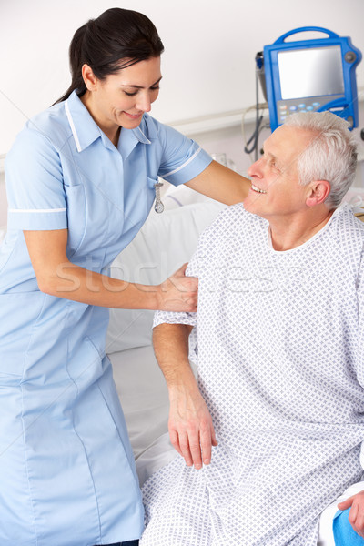 Enfermera ayudar masculina paciente accidente emergencia Foto stock © monkey_business