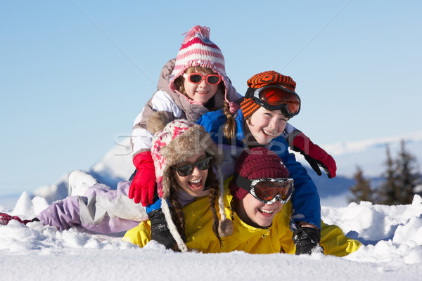 [[stock_photo]]: Groupe · enfants · ski · vacances · montagnes