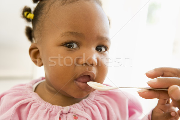 Moeder babyvoedsel baby familie voedsel Stockfoto © monkey_business