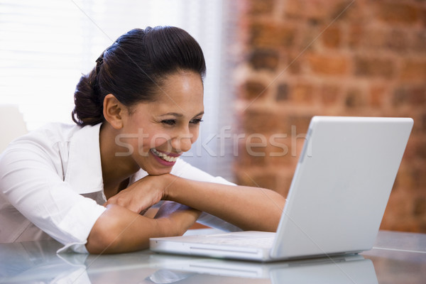 Сток-фото: деловая · женщина · служба · ноутбука · смеясь · бизнеса · компьютер
