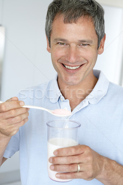 Középkorú férfi tart diétás kiegészítők férfi boldog Stock fotó © monkey_business
