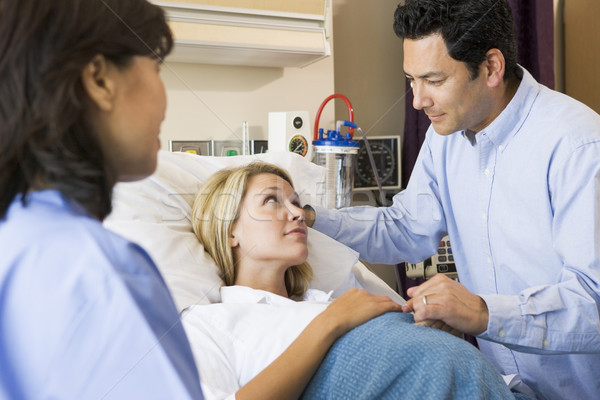 Foto d'archivio: Medico · parlando · donna · incinta · marito · lavoro · Coppia