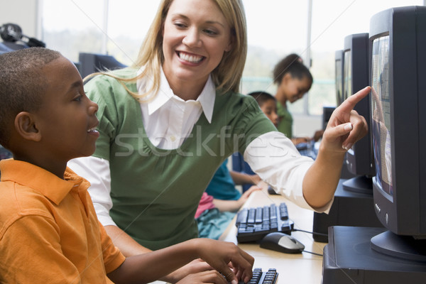 Lehrer helfen Kindergarten Kinder lernen Computer Stock foto © monkey_business