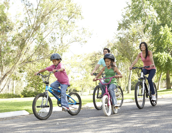 Jonge familie paardrijden fietsen park glimlach Stockfoto © monkey_business