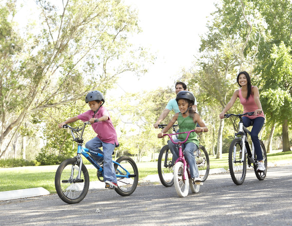 Giovani famiglia equitazione bikes parco sorriso Foto d'archivio © monkey_business