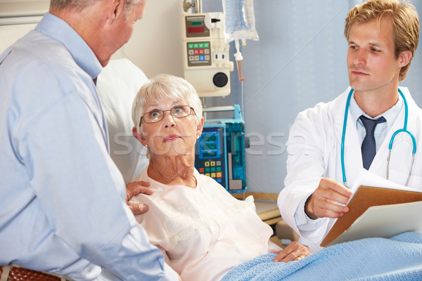 Foto stock: Médico · hablar · pareja · de · ancianos · mujeres · Pareja · femenino