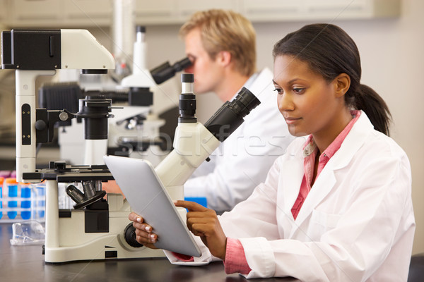 Foto stock: Cientistas · digital · comprimido · laboratório · mulheres · tecnologia