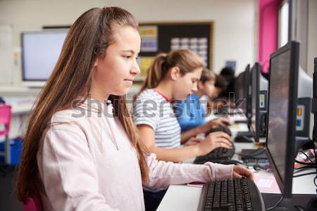Elementar studenţi lucru Calculatoare sală de clasă calculator Imagine de stoc © monkey_business
