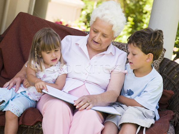 Сток-фото: бабушки · чтение · внучата · девушки · книга · ребенка
