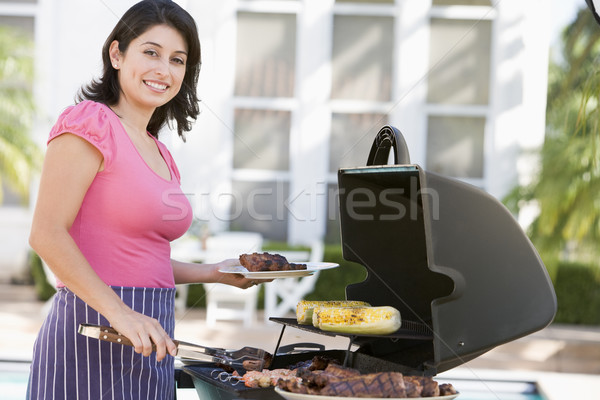 Stockfoto: Vrouw · koken · barbecue · gelukkig · tuin · mais