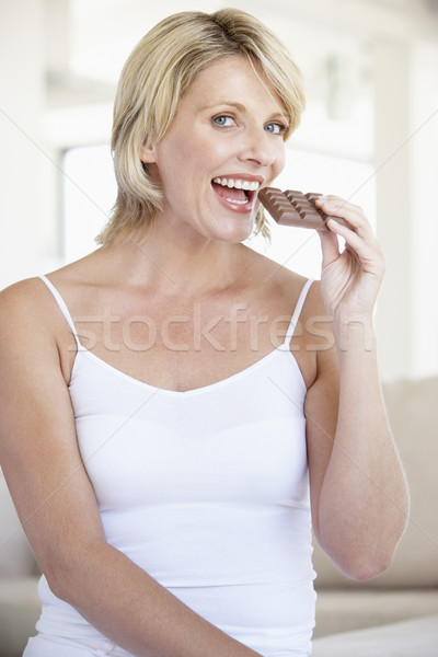 Foto stock: Adulto · mujer · comer · chocolate · alimentos · casa