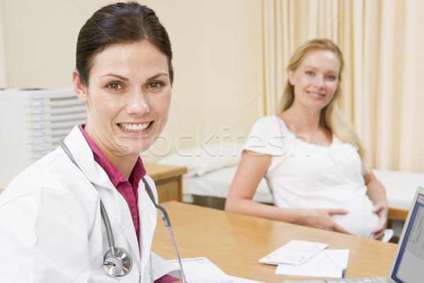 Medic laptop femeie gravida zâmbitor calculator Imagine de stoc © monkey_business
