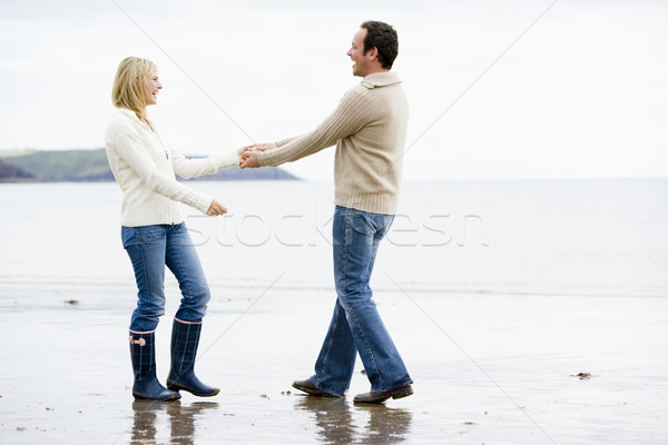 Cuplu mers plajă țin de mâini zâmbitor om Imagine de stoc © monkey_business