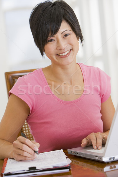 Kobieta jadalnia laptop uśmiechnięta kobieta uśmiechnięty komputera Zdjęcia stock © monkey_business