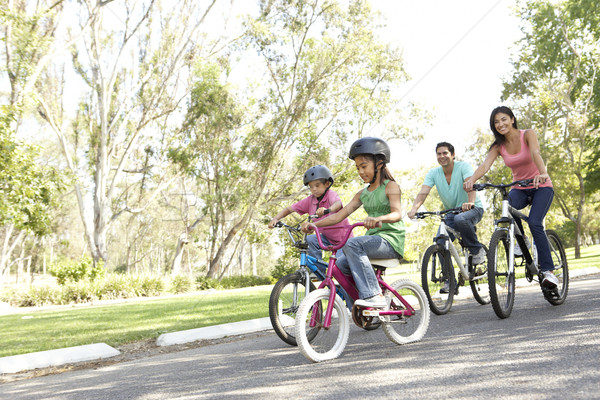 Stock foto: Jungen · Familie · Reiten · Fahrräder · Park · Lächeln