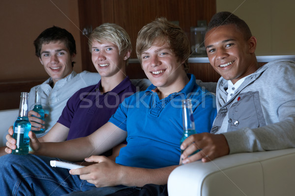 Gruppe Teenager-Jungen Sitzung Sofa home beobachten Stock foto © monkey_business