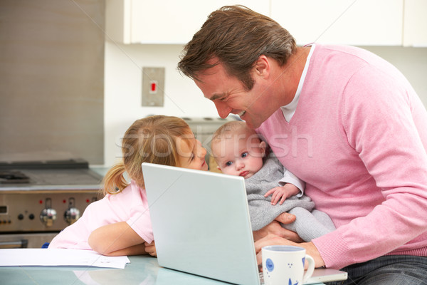 Baba çocuklar dizüstü bilgisayar kullanıyorsanız mutfak aile kız Stok fotoğraf © monkey_business