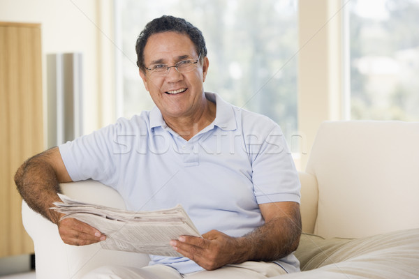 Foto stock: Hombre · salón · lectura · periódico · sonriendo · papel