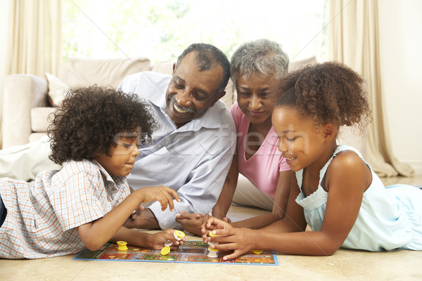 Stock foto: Großeltern · spielen · Brettspiel · home · Enkelkinder · Mädchen