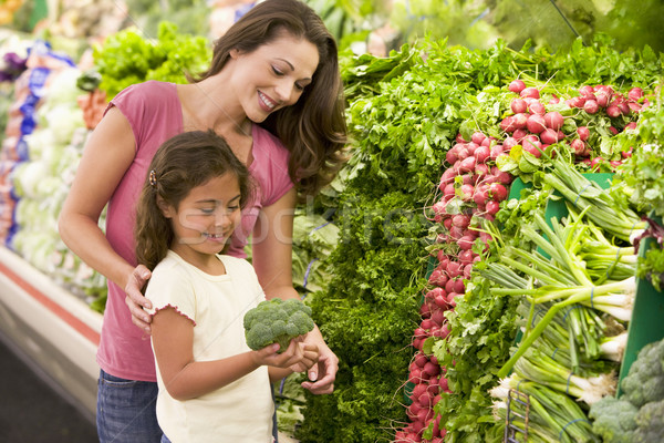 Anya lánygyermek vásárlás friss zöldségek áruház lány Stock fotó © monkey_business