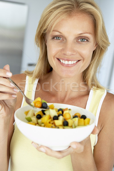 Сток-фото: взрослый · женщину · еды · чаши · свежие · фрукты · фрукты