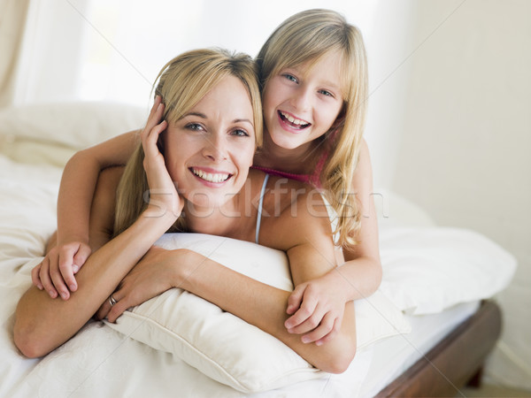 Stock foto: Frau · junge · Mädchen · Bett · lächelnd · Familie · Kinder