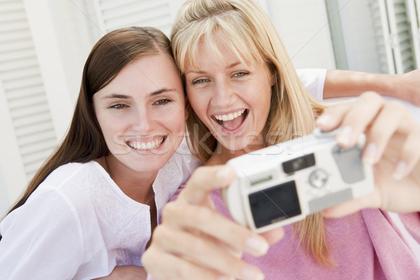Stock foto: Zwei · Frauen · Terrasse · Digitalkamera · lächelnd · Frau · home